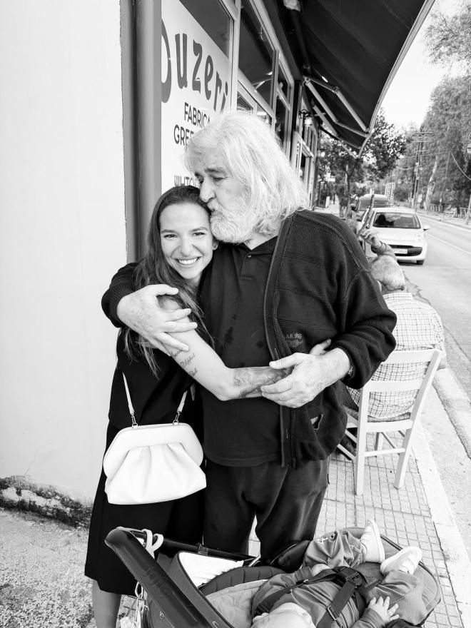 Εριέττα Κούρκουλου: Με τα παιδιά της στο Κατάκολο στο σπίτι του παππού της