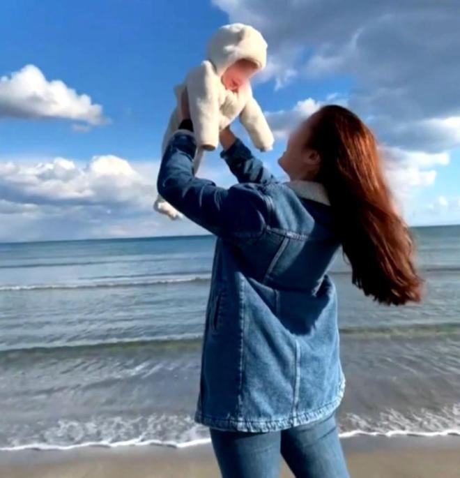 Η κόρη της Καρολάιν μεγαλώνει στις Φιλιππίνες