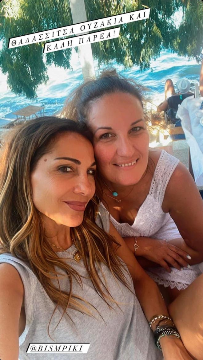 Η Παναγιώτα Μπισμπίκη για ουζάκια με τη... νύφη της Δέσποινα Βανδή /Φωτογραφία Instagram