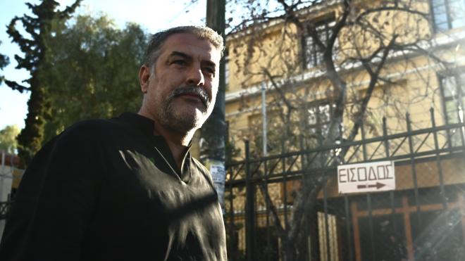Ο Βασίλης Μπισμπίλης έξω από τα δικαστήρια της Ευελπίδων/ Eurokinissi Kώστας Τζούμας