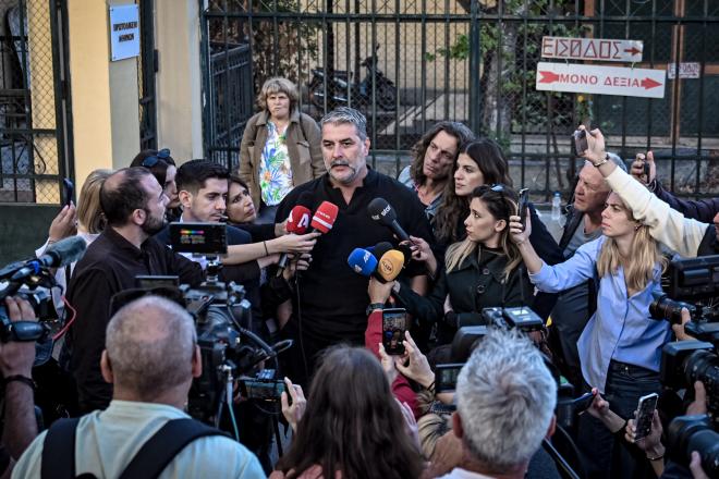 Ο Βασίλης Μπισμπίλης έξω από τα δικαστήρια της Ευελπίδων/ Eurokinissi Kώστας Τζούμας