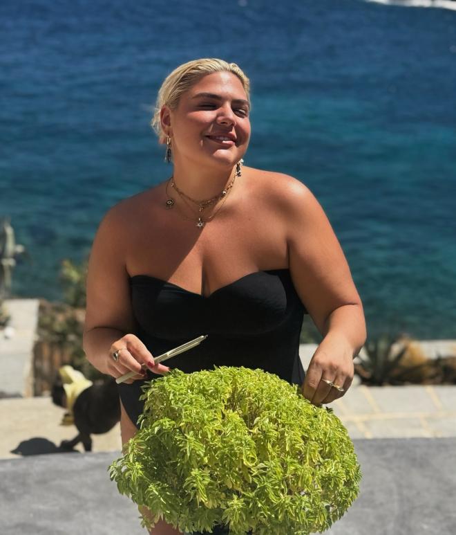Η Δανάη Μπάρκα τον περασμένο Σεπτέμβριο στην πανέμορφη Σέριφο 