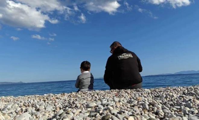 Μπαμπάς και γιος στην παραλία