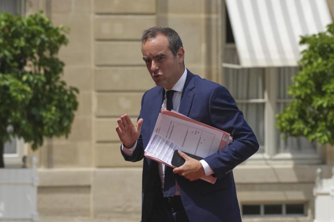 O Σεμπαστιάν Λεκορνί υπέβαλε την παραίτησή του από την πρωθυπουργία της Γαλλίας στον Εμανουέλ Μακρόν - AP Images
