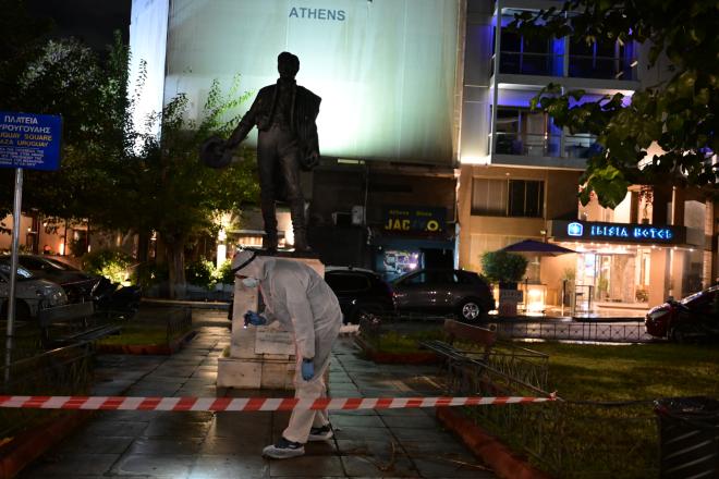 Έκρηξη Jacky.O.: Οι κάμερες «έπιασαν» έναν μαυροντυμένο άνδρα με κουκούλα