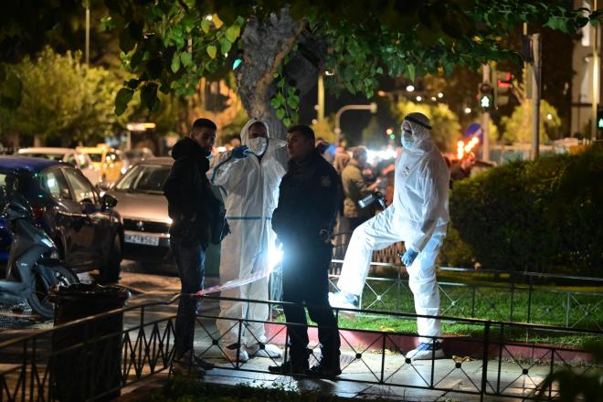 Οι κάμερες ασφαλείας έχουν καταγράψει έναν άγνωστο να πετά μια σακούλα στην είσοδο της θρυλικής ντισκοτέκ Jacky.O. - Eurokinissi