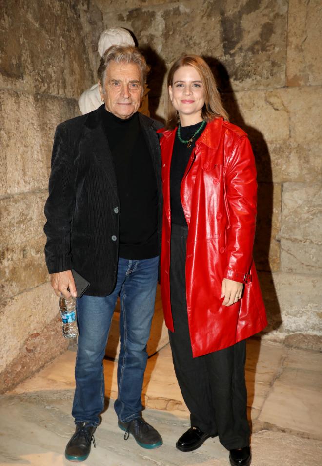Στιλάτη και λαμπερή η Δανάη Μιχαλάκη στο πλευρό του πατέρα της/ NDP