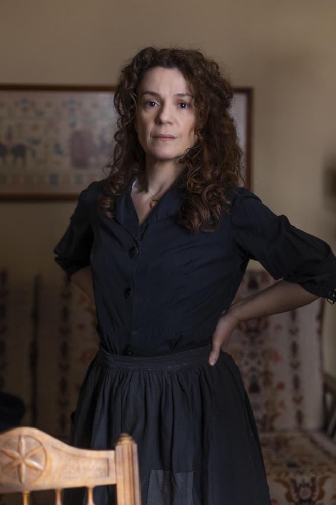 Η Πέγκυ Τρικαλιώτη υποδύεται τη «Θεοδώρα», τη μητέρα των 5 ηρωίδων στη σειρά Το σπίτι δίπλα στο ποτάμι