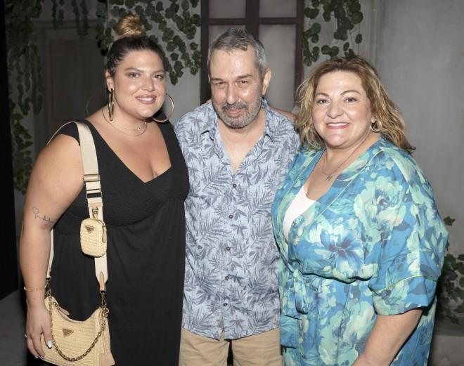 Η Δανάη Μπάρκα με τη μητέρα της, Βίκυ Σταυροπούλου και τον δεύτερο πατέρα της, Χρήστο Χατζηπαναγιώτη /Φωτογραφία NDP Photo Agency