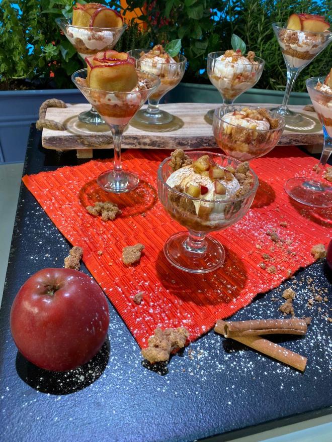 Αποδομημένη μηλόπιτα με crumble και μους γιαουρτιού