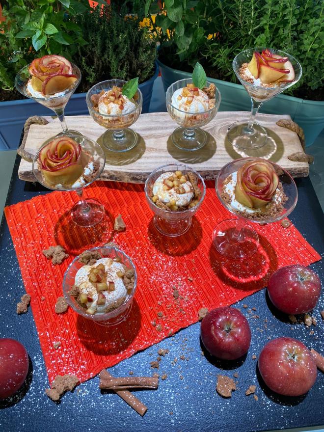 Αποδομημένη μηλόπιτα με crumble και μους γιαουρτιού