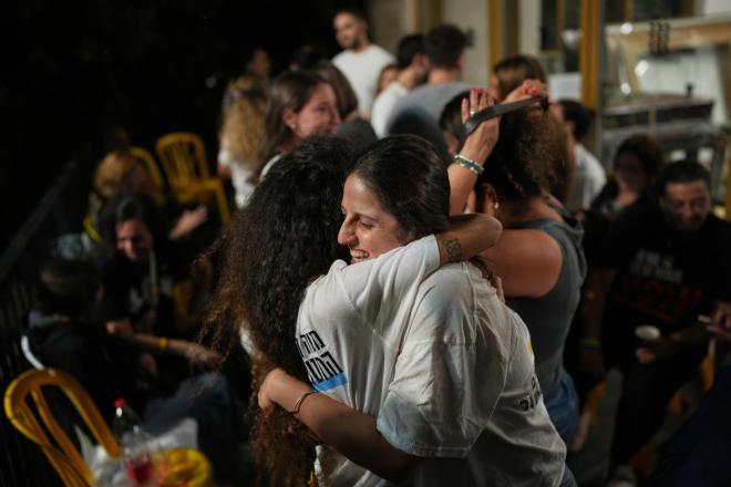 Με ενθουσιασμό έγινε δεκτή η είδηση της συμφωνίας για κατάπαυση του πυρός στη Γάζα κι επειστροφή των ομήρων - AP Images