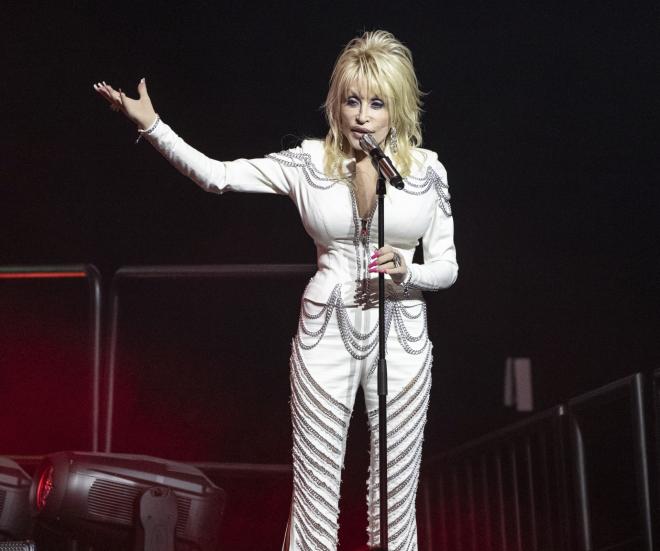 Η Dolly Parton σε μουσικό φεστιβάλ στο Νάσβιλ των ΗΠΑ το 2024
