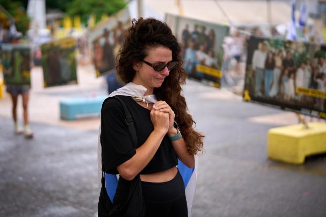 Γυναίκα κλαίει στην είδηση της απελευθέρωσης των ομήρων στη Γάζα