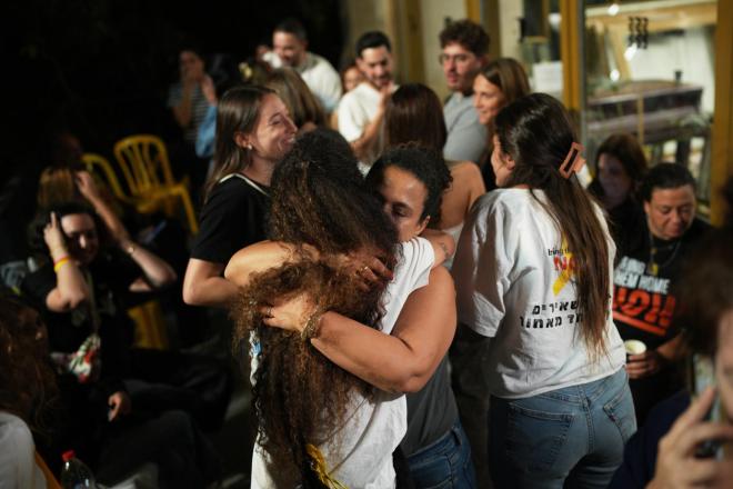 Συγγενείς ομήρων της Χαμάς πανηγυρίζουν την είδηση για την επιστροφή τους από τη Γάζα