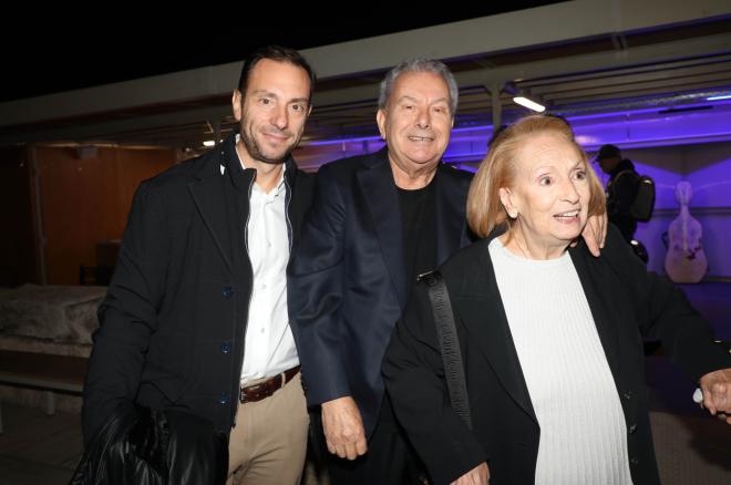 Ο Μανώλης Μητσιάς πόζαρε ανάμεσα στον γιο του και τη σύζυγό του μετά το τέλος της βραδιάς / NDP Photo Agency ( Έλλη Πουπουλίδου)