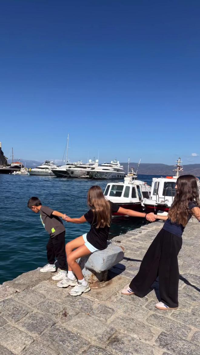 Τσιμτσιλή - Σοφός με τα τρία τους παιδιά στην Ύδρα/ instagram