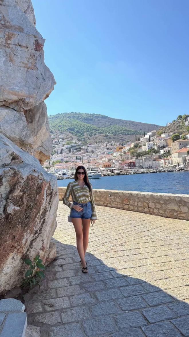 Η Σταματίνα Τσιμτσιλή με denim shorts και μακρυμάνικη πουκαμίσα στην Ύδρα / instagram