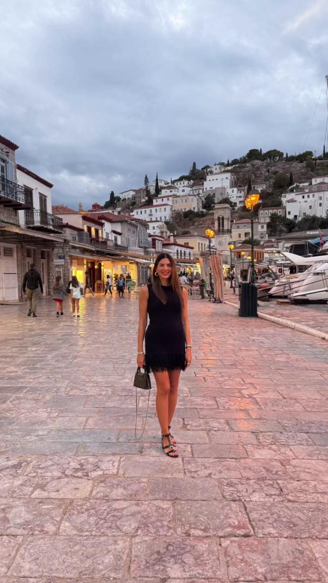 Σταματίνα Τσιμτσιλή: Τα looks της σε οικογενειακή απόδραση στην Ύδρα