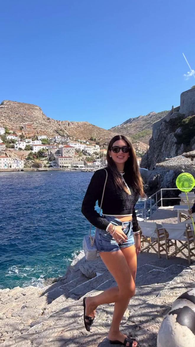 Η Σταματίνα Τσιμτσιλή με denim shorts και μαύρο crop πλεκτό top στην Ύδρα / instagram