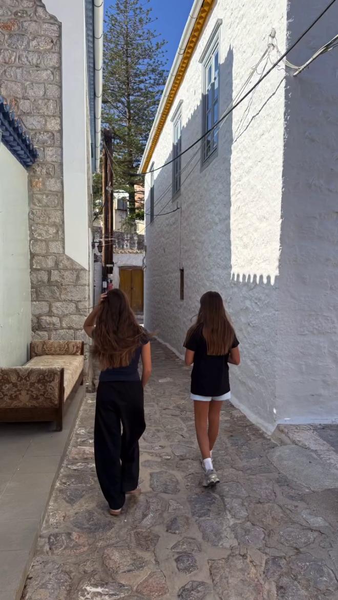 Σταματίνα Τσιμτσιλή: Οι κόρες της Νάγια και Μαίρη στα σοκάκια της Ύδρας / instagram