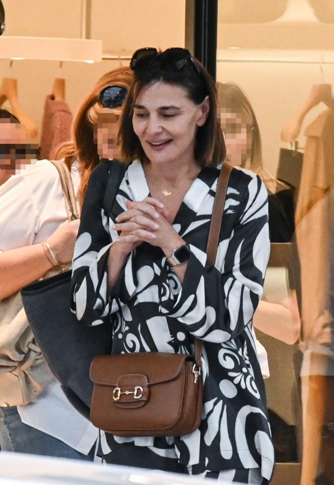 Μαρία Ναυπλιώτου: Για shopping με εμπριμέ σύνολο και Gucci τσάντα