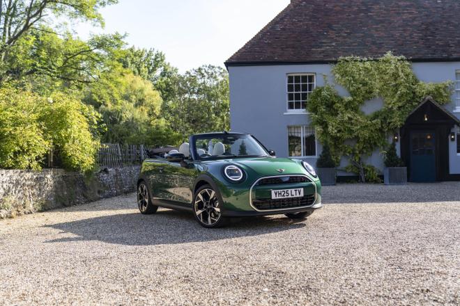 Οδηγώντας το MINI Cooper Cabrio S στην Αγγλία