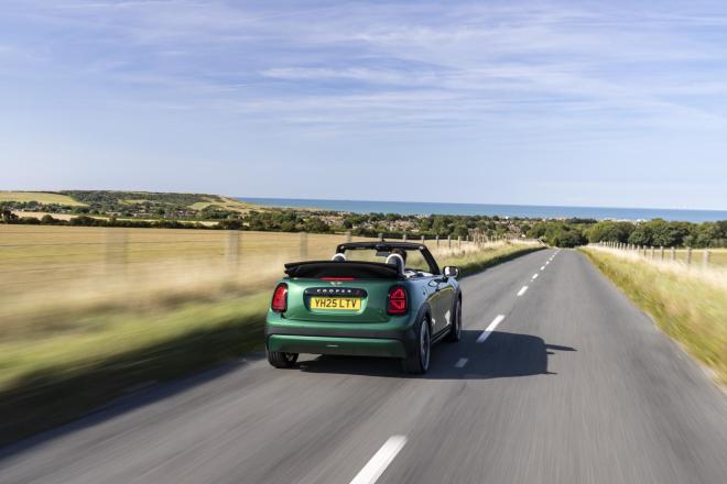 Οδηγώντας το MINI Cooper Cabrio S στην Αγγλία