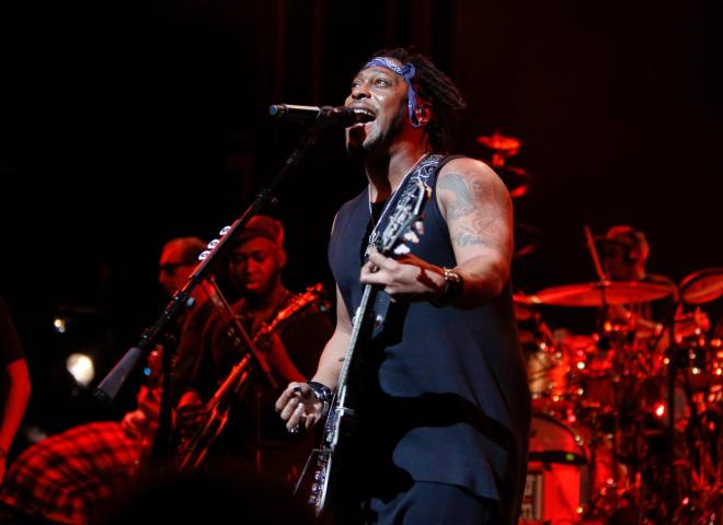Πέθανε σε ηλικία 51 ετών βραβευμένος με Grammy τραγουδιστής