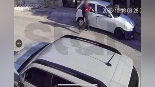 Βριλήσσια: Η στιγμή που άνδρας με τσεκούρι σπάει αυτοκίνητο χωρίς λόγο!