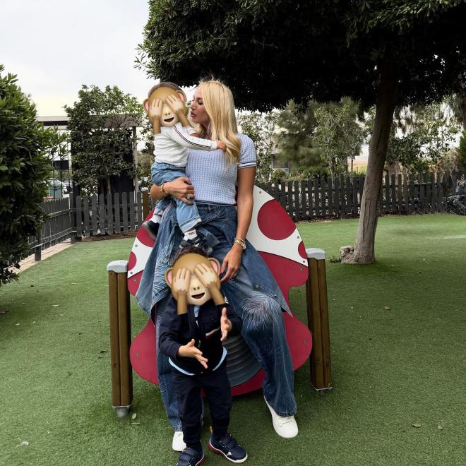 Κωνσταντίνα Σπυροπούλου: Halloween αγκαλιές με τους δύο γιους της!