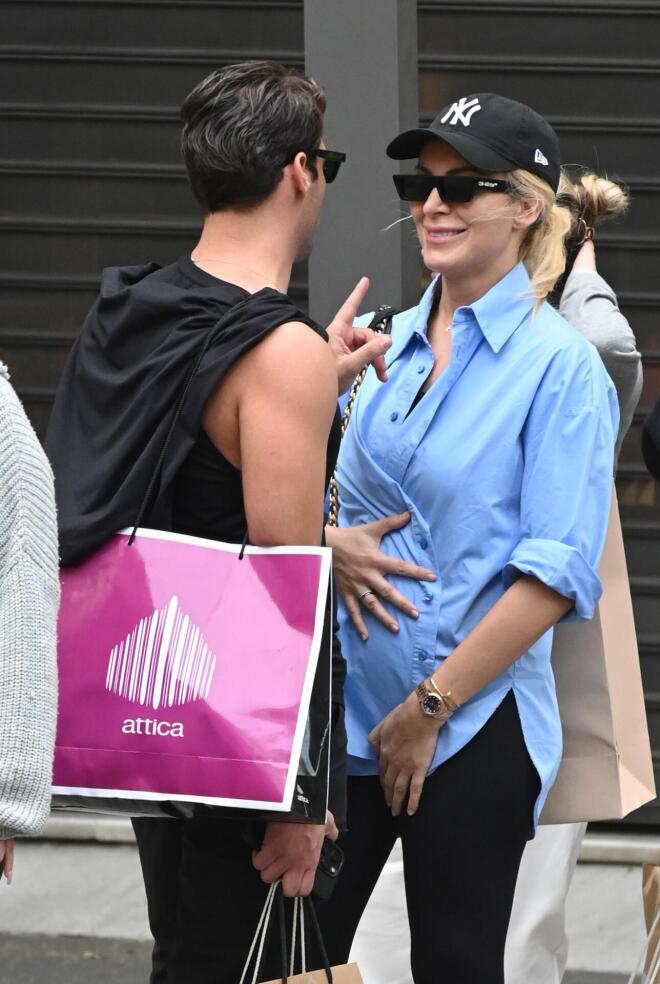 Η βόλτα της Κατερίνας Καινούργιου στο κέντρο της Αθήνας και η στιγμή που πιάνει την κοιλίτσα της / NDP Photo Agency