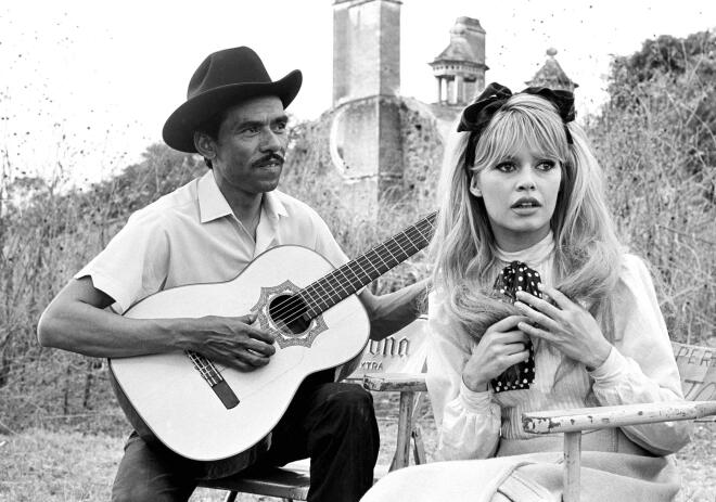 Η Μπριζίτ Μπαρντό το 1965 στο Μεξικό με τον διάσημο κιθαρίστα Γουόλτερ Αλβέρα