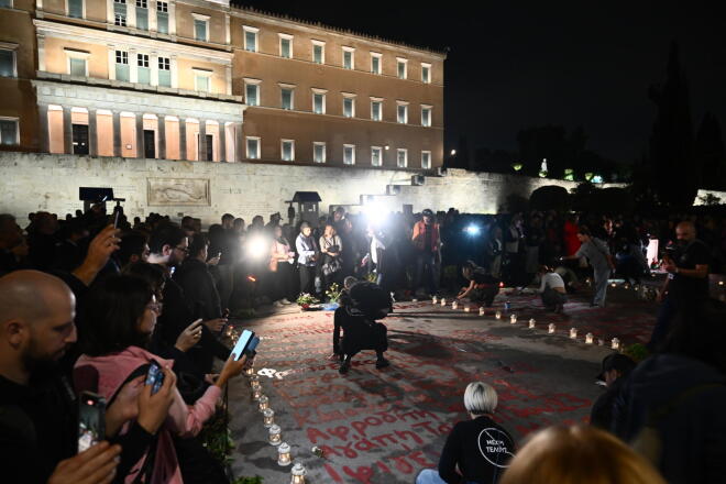 Συγγενείς των θυμάτων, μεταξύ των οποίων και ο Πάνος Ρούτσι, έγραψαν ξανά τα ονόματα των 57 θυμάτων, με κόκκινη μπογιά, μπροστά από τη Βουλή.