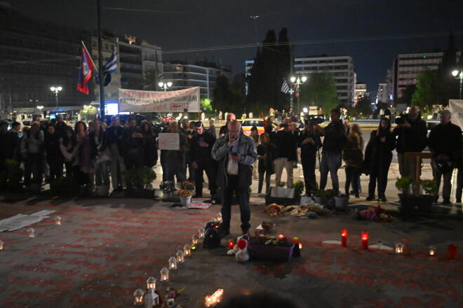 Συγγενείς θυμάτων στα Τέμπη έγραψαν ξανά τα ονόματα μπροστά από τη Βουλή