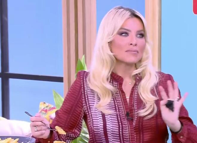 Καινούργιου: «Από τις 10 πεινάω… πεινάμε», είπε, πιάνοντας την κοιλίτσα της