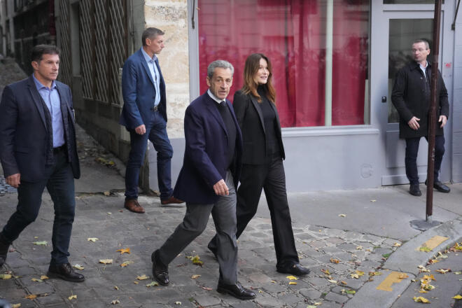 Ο Νικολά Σαρκοζί οδηγείται στη φυλακή