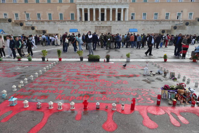 Τα ονόματα των 57 νεκρών των Τεμπών είναι γραμμένα με κόκκινη μπογιά στην πλατεία Συντάγματος, μπροστά από το Μνημείο του Αγνώστου Στρατιώτη - Eurokinissi