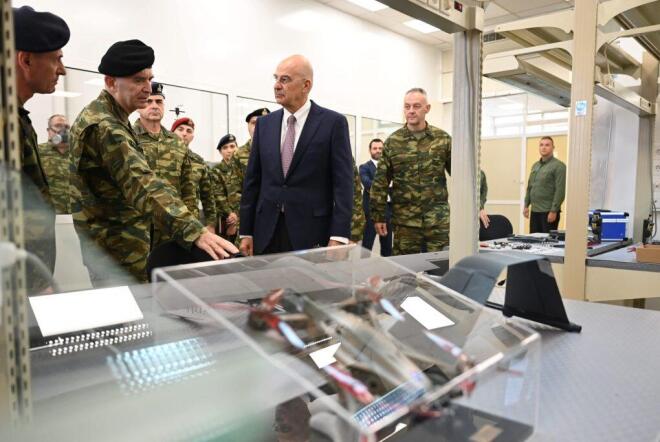 Ενημέρωση του Υπουργού Άμυνας για τα drones από τον Αρχηγό ΓΕΣ στο εργοστάσιο παραγωγής τους στο Μενίδι 