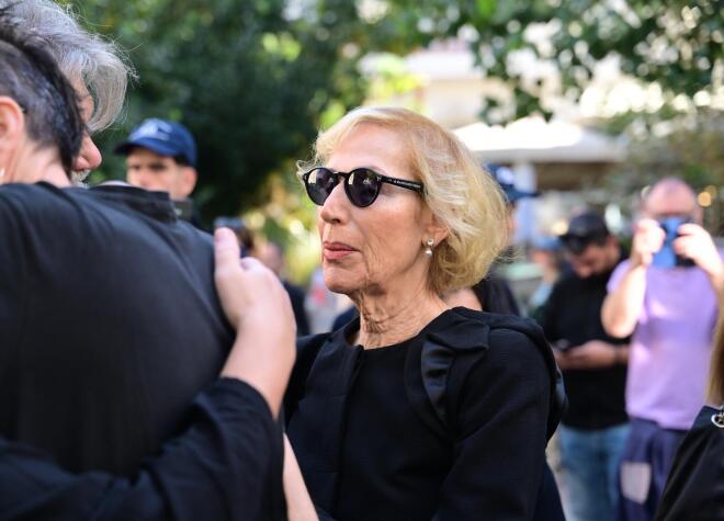 Κηδεία Διονύση Σαββόπουλου: Συντετριμμένη η σύζυγός του, Άσπα Σαββοπούλου