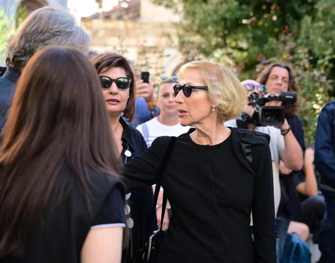 Κηδεία Διονύση Σαββόπουλου: Συντετριμμένη η σύζυγός του, Άσπα Σαββοπούλου