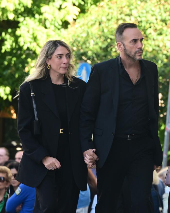 Κηδεία Διονύση Σαββόπουλου: Μαριλού Κοζάρη & Πάνος Μουζουράκης