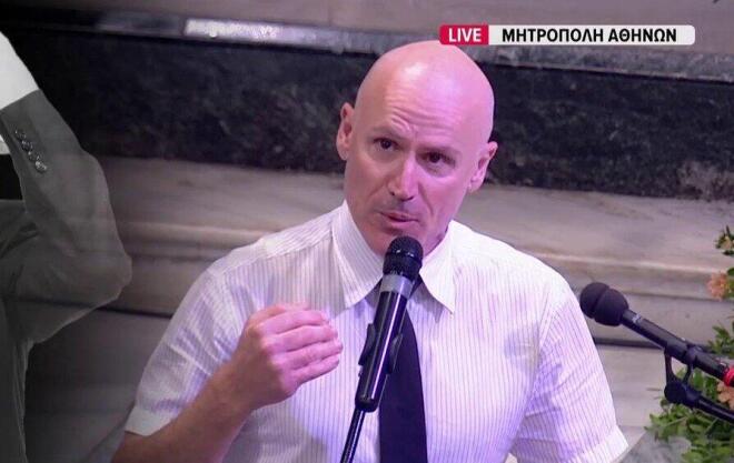 Κηδεία Διονύση Σαββόπουλου: Ο γιος κι ο εγγονός του λύγισαν στον επικήδειο