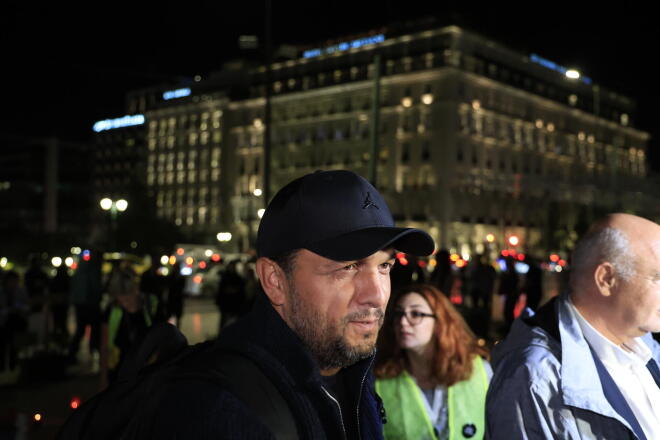 Ο Πάνος Ρούτσι, ο πατέρας του 22χρονου Ντένις που έχασε τη ζωή του στο δυστύχημα των Τεμπών, επιστρέφει στην πλατεία Συντάγματος.