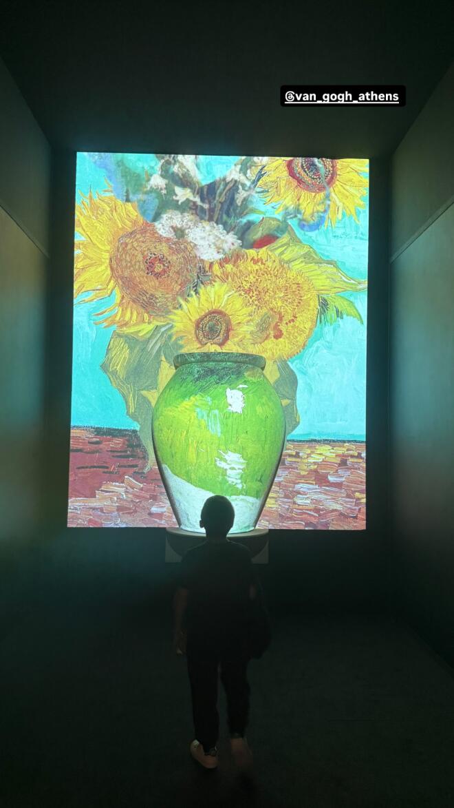 Σταματίνα Τσιμτσιλή: Στην έκθεση του Βαν Γκογκ στην Αθήνα με τα παιδιά της