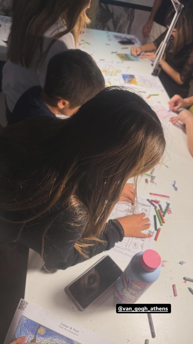 Σταματίνα Τσιμτσιλή: Στην έκθεση του Βαν Γκογκ στην Αθήνα με τα παιδιά της