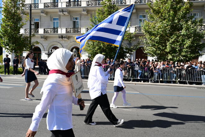 Με μαντήλα στην παρέλαση