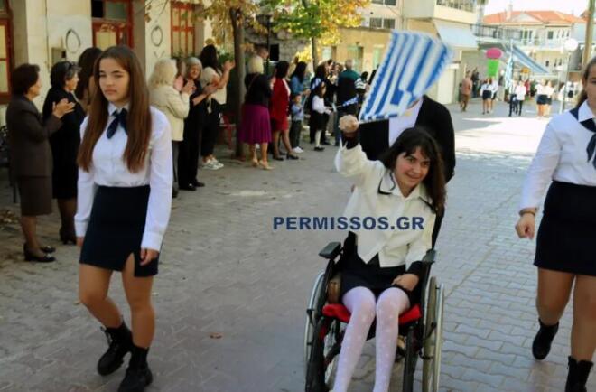 Συγκίνησε στην παρέλαση η 14χρονη Αλεξία που είχε δεχθεί αδέσποτη σφαίρα