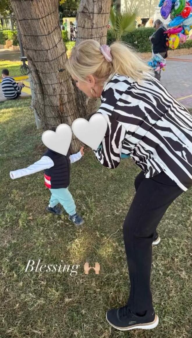 Η μαμά της παρουσιάστριας παίζει με τα εγγόνια της