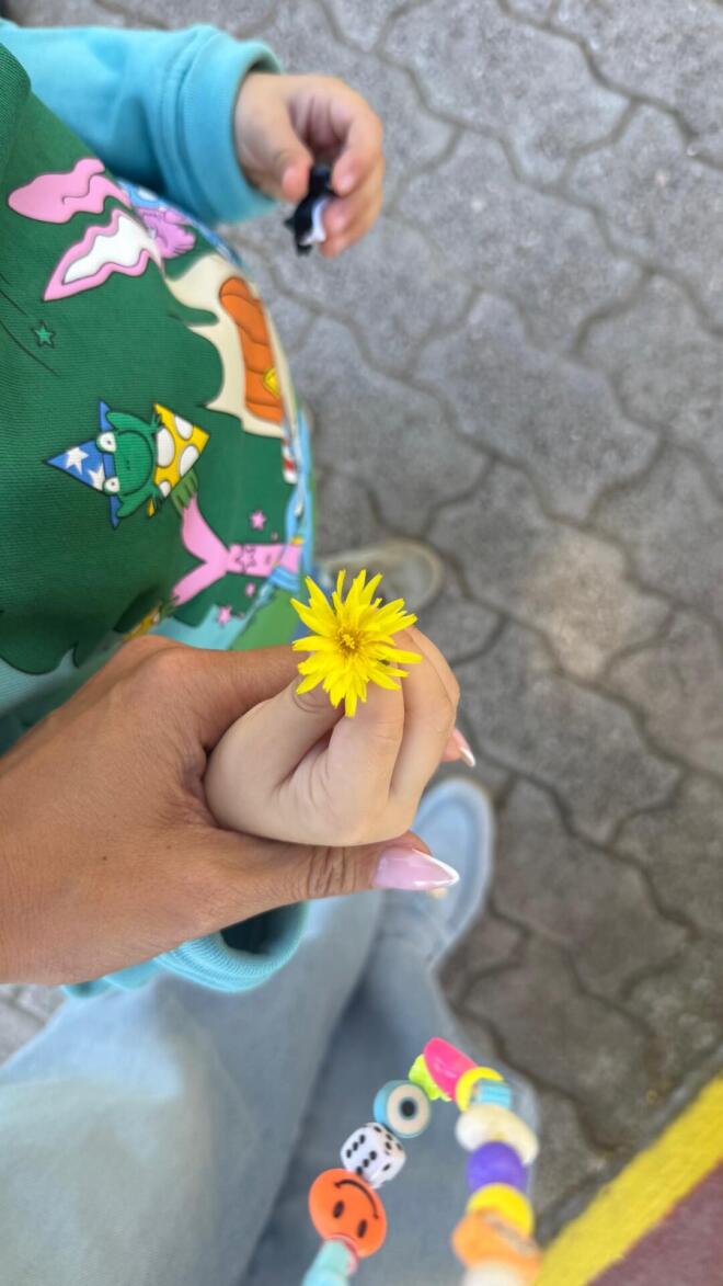 Η Κωνσταντίνα Σπυροπούλου κρατά το χεράκι του γιου της